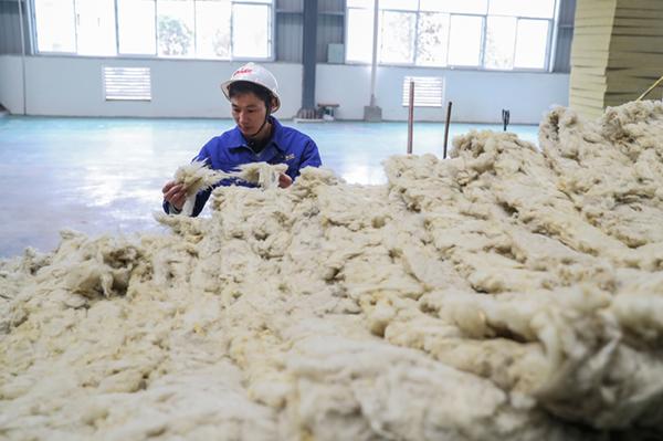 市帕沃可矿物纤维制品的员工在生产用玄武岩为原材料的岩棉
